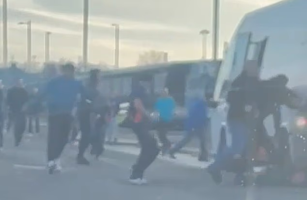 Isti se čovjek zatim može vidjeti kako beživotno leži kraj stražnjeg kotača autobusa dok njegovi agresori gaze po njemu