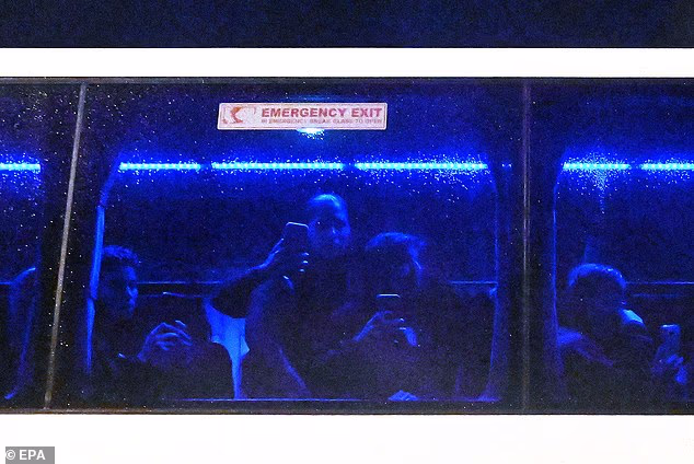 Igrači u autobusu snimili su prosvjed (na slici) i najmanje jedan je navodno dao međunarodni znak za SOS