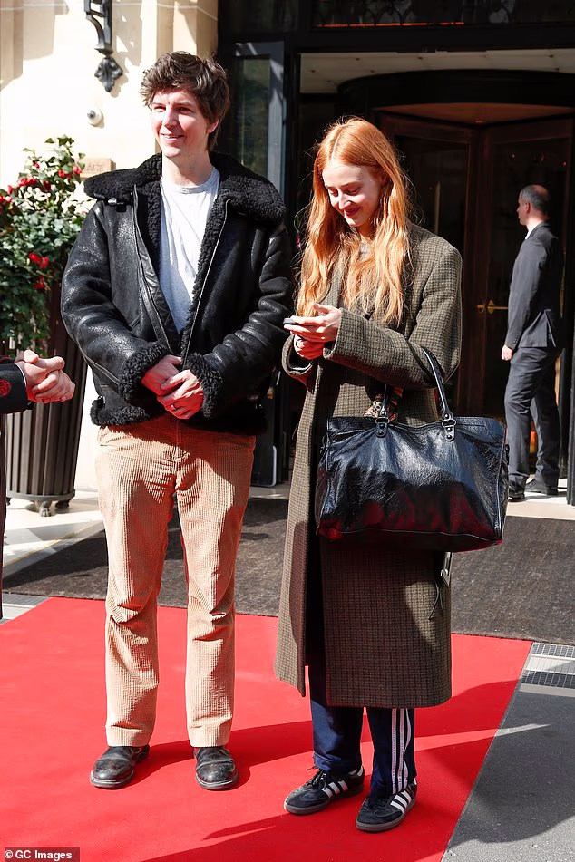 Anna Van Patten bila je nasmijana dok je izlazila iz svog hotela u glavnom gradu Francuske