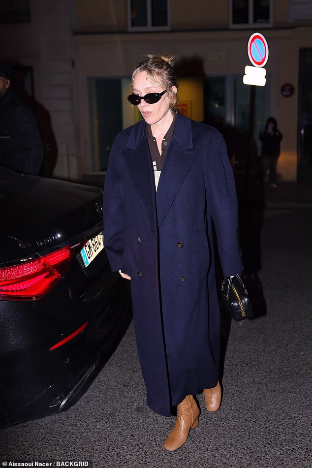 Glumica Chloe Sevigny izgledala je otmjeno u dugom tamnoplavom kaputu i žutim čizmama