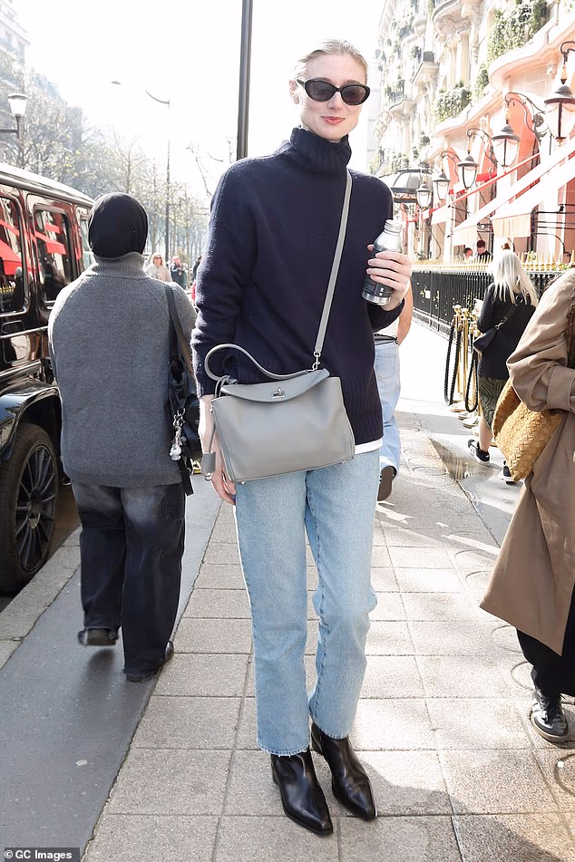 Glumica The Crown Elizabeth Debicki bila je sva nasmijana u tamnoplavom džemperu i trapericama