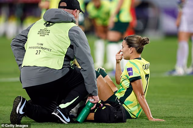 Steph Catley je isključen s utakmice nakon 17 minuta nakon što je pogođen loptom u glavu