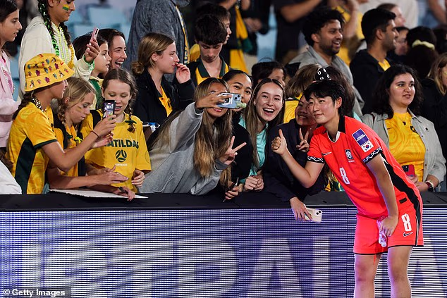 Kim Shinji iz Južne Koreje odvojio je vrijeme za fotografiranje s Matildasovim navijačima nakon utakmice