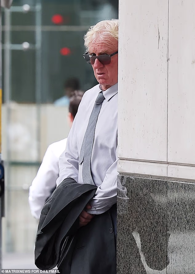 Knox je pokazao neke od svojih starih vještina izbjegavanja dok je pokušavao izbjeći fotografa u ponedjeljak pri dolasku na Waverley Court, koji privremeno sjedi u John Maddison Toweru