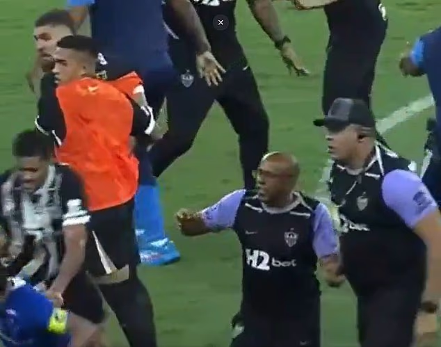 Kapetan Cruzeira srušio se na tlo nakon što ga je 39-godišnjak zaslijepio očima