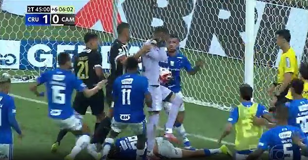 Vratar se ubrzo suočio s ljutitim igračima Cruzeira, a tučnjava je potom eksplodirala