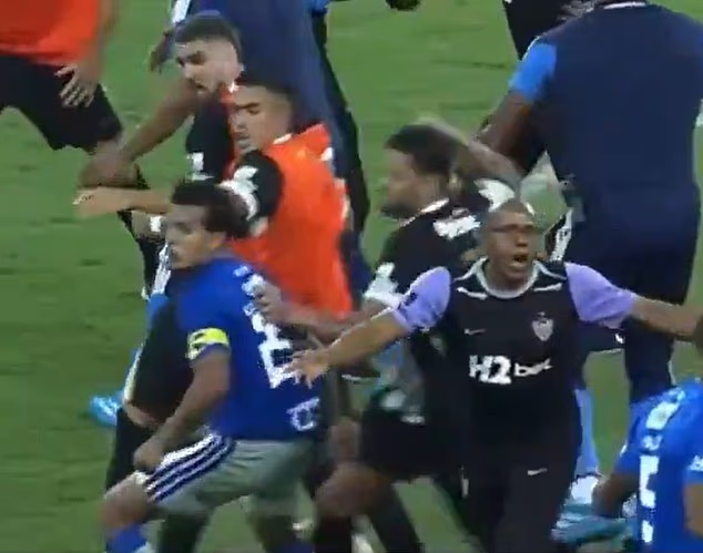 Napadač Atleitoca Hulk (u sredini desno) uhvaćen je na videu kako udara Lucasa Romera iz Cruzeira