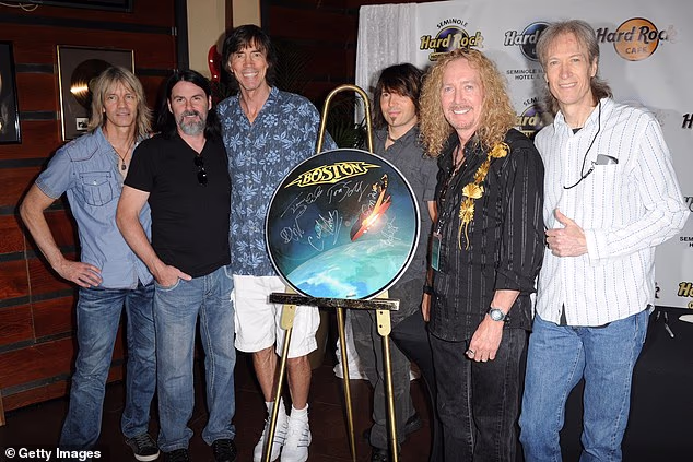 (LR) Tracy Ferrie, DeCarlo, Tom Scholz, David Victor, Curly Smith i Gary Pihl iz Bostona daju donaciju za uspomene u Hard Rock Cafeu u Hollywoodu na Floridi 2012.