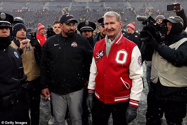 Tijekom Carterovog mandata, nogometni tim Buckeyes osvojio je nacionalni naslov pod vodstvom Ryana Daya (lijevo)