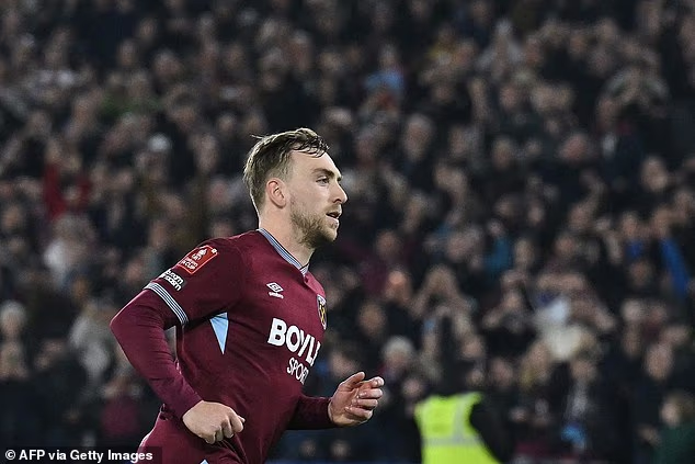 Jarrod Bowen pogodio je dvaput u prvom poluvremenu za vodstvo West Hama na odmoru