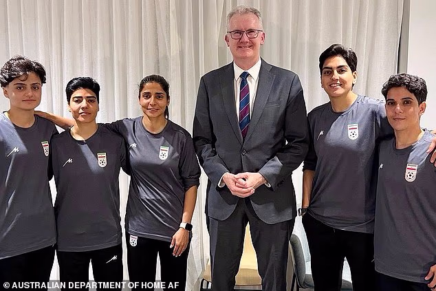 Pet iranskih igračica (na slici s ministrom unutarnjih poslova Tonyjem Burkeom) dobile su humanitarne vize nakon dramatičnog bijega od voditelja tijekom Azijskog kupa za žene u Australiji