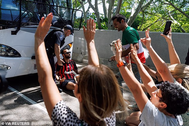 Prosvjednici (na slici) strahuju da bi se igrači mogli suočiti s oštrom kaznom kada se vrate kući nakon što su odbili pjevati iransku himnu na utakmici Azijskog kupa