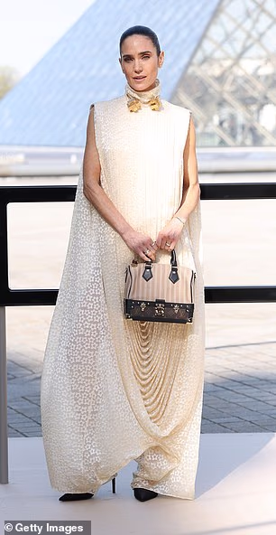 Jennifer Connelly iskrojila je glamuroznu figuru u bijeloj haljini bez rukava