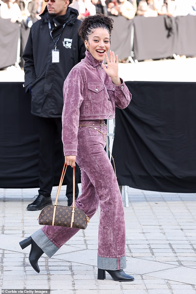 Chase Infiniti iskrojila je trendi figuru u ljubičastoj traper jakni koju je nosila uz odgovarajuće traperice visokog struka