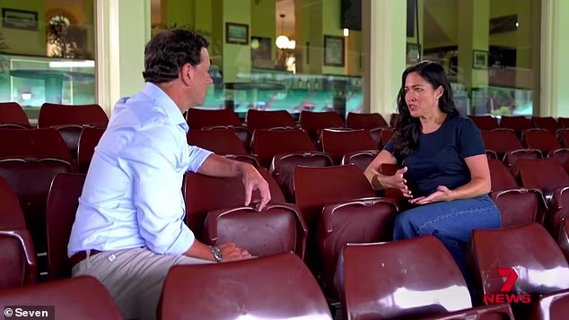 U promociji za sjedenje, vidi se kako sjedi s Fergusonom na praznom sportskom stadionu i uzdiše, prije nego što glas kaže: 'Mel McLaughlin, lice sporta, ali nedostaje na TV-u. Inače tako privatno, ali sada je priča koju je spremna ispričati'