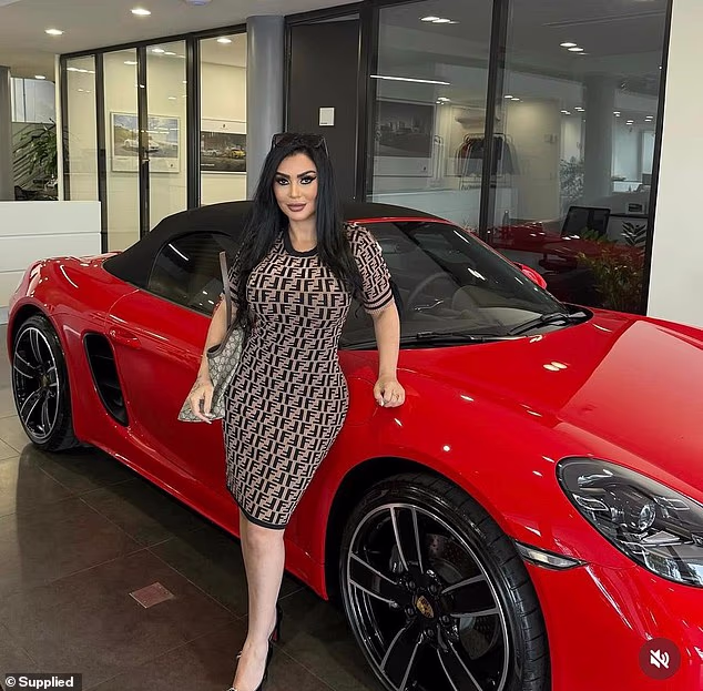 No čini se da TV voditeljica još uvijek plaća cijenu svoje plastične operacije jer je zbog veličine implantata bilo teško voziti njezin novi Porsche