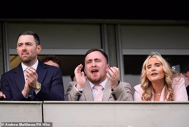 Luke Littler (u sredini) i Luke Humphreys (lijevo) - s nadimkom Cool Hand Luke - bili su među zvijezdama u Cheltenhamu u utorak