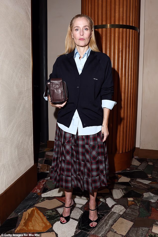 Zabacila je kosu trakom za glavu i nosila kožnu torbicu