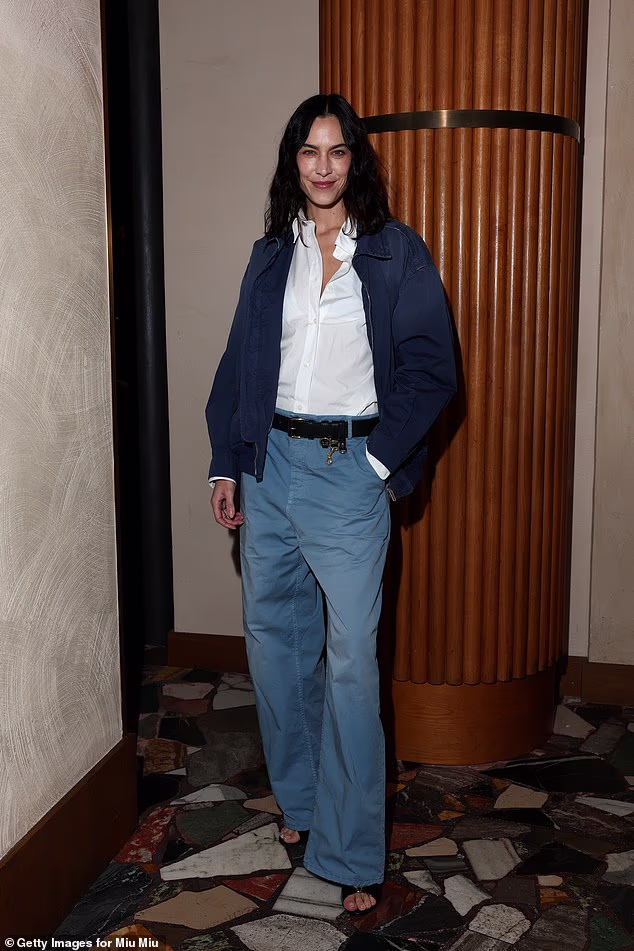 Nabacila je osmijeh dok je unutra pozirala za fotografije