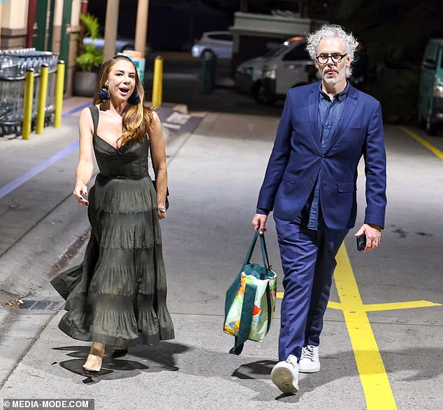 Kate je ušla na događaj s bočnog ulaza s izvršnim producentom svoje radijske emisije, Tomom Iveyjem