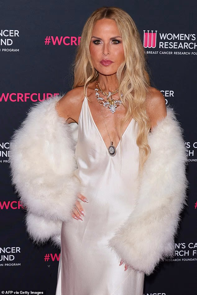 Reality zvijezda povećala je glamur nizom odvažnih, debeljuškastih ogrlica