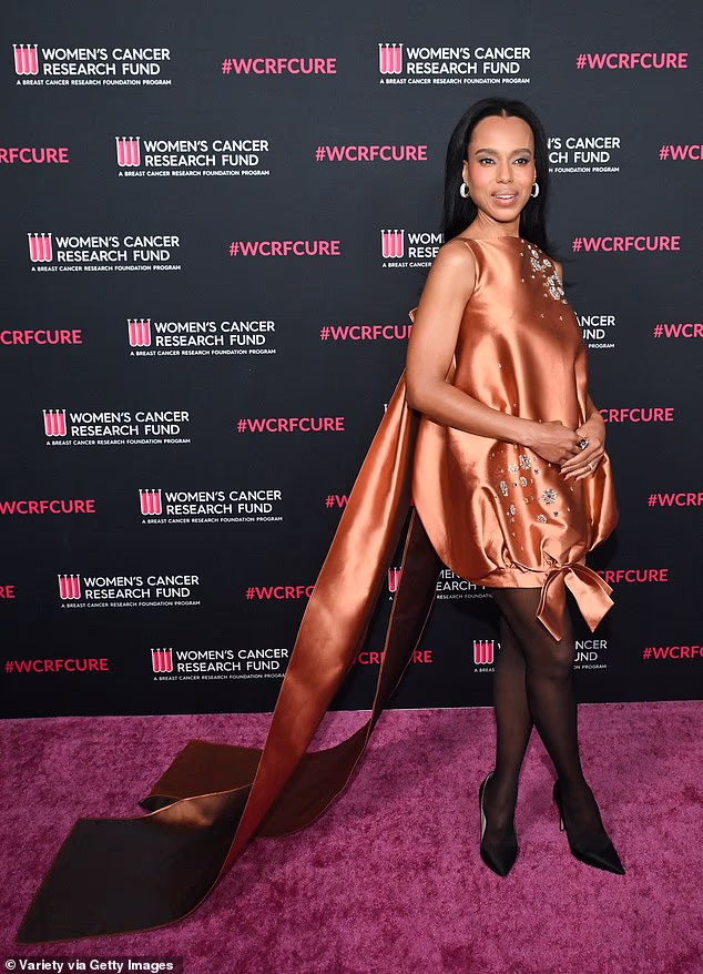 Washington je prodrmao avangardnom bakrenom mini haljinom s delikatnim srebrnim ukrasima