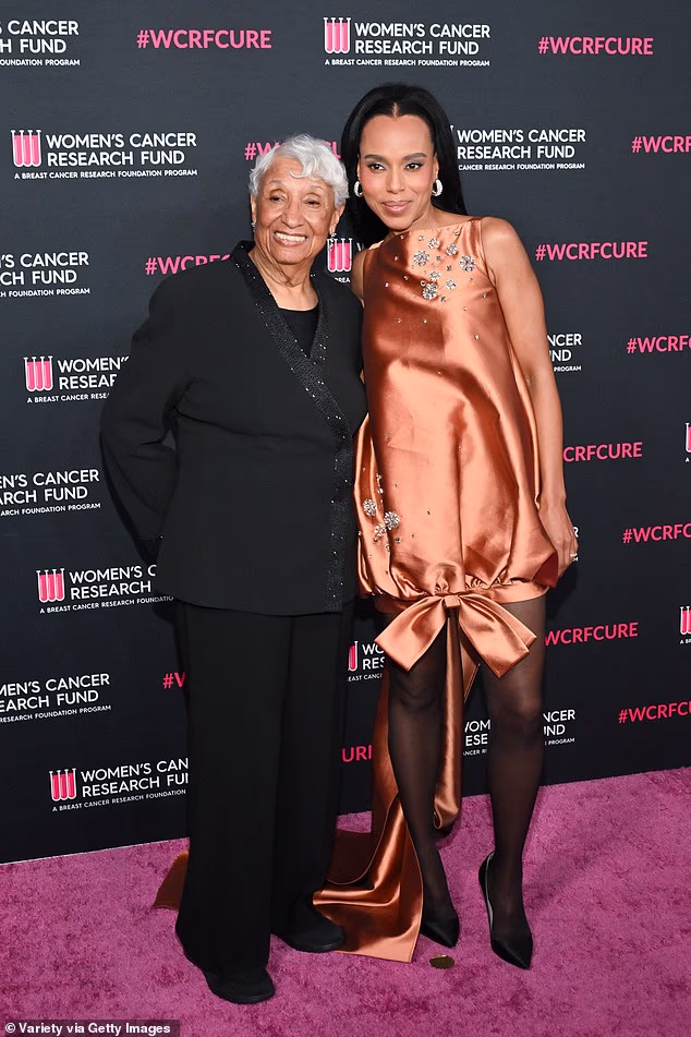 Glumici se na crvenom tepihu pridružila majka Valerie