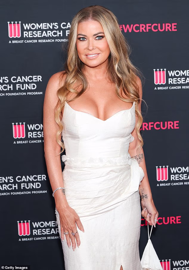 Ljepotica Baywatcha bila je svakim centimetrom holivudska sirena u dekoltiranoj haljini boje slonovače koja je pristajala uz njezinu zavidnu figuru