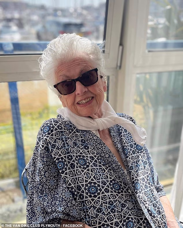 Glumica je bila najpoznatija po Docu Martinu, a posljednji TV nastup imala je u seriji s Martinom Clumesom u dobi od 87 godina.