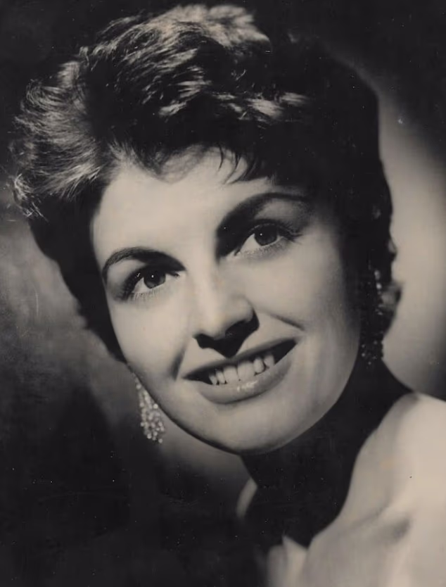 Kako je Jeanina glumačka karijera uzlazila, prihvatila je umjetničko ime June Marlow po kojem je postala poznata