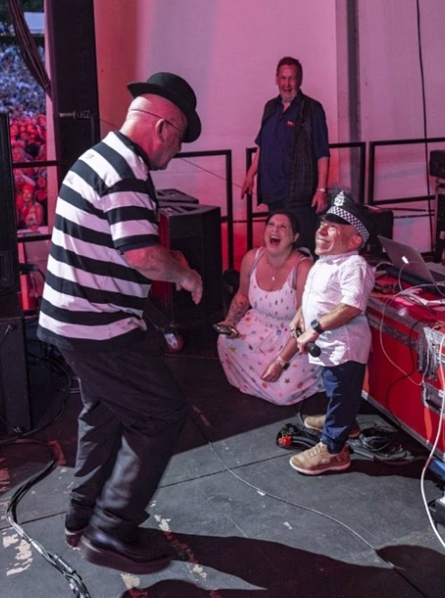 Par je također viđen zajedno kako se cerekaju iza pozornice na koncertu Madnessa u Eden Projectu