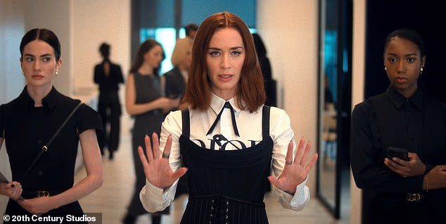 U četvrtak je izašao novi hitni isječak za The Devil Wears Prada 2, u kojem će Emily Blunt ponovno glumiti svoju ulogu u kaotičnom svijetu visoke mode