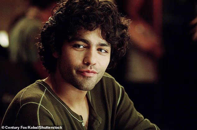 Grenier je prije glumio Natea Coopera, dečka Hathawayeva lika Andrea 'Andyja' Sachsa; viđen u filmu Vrag nosi Pradu (2006.)