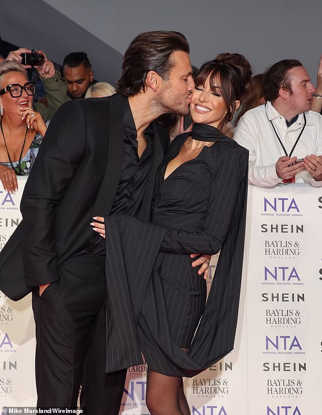 Mark Wright (na slici sa suprugom Michelle keegan) zaprepašten je i bijesan što su njegova mama i sestre mogle potaknuti tako veliki skandal i dopustiti da se rasplamsa.