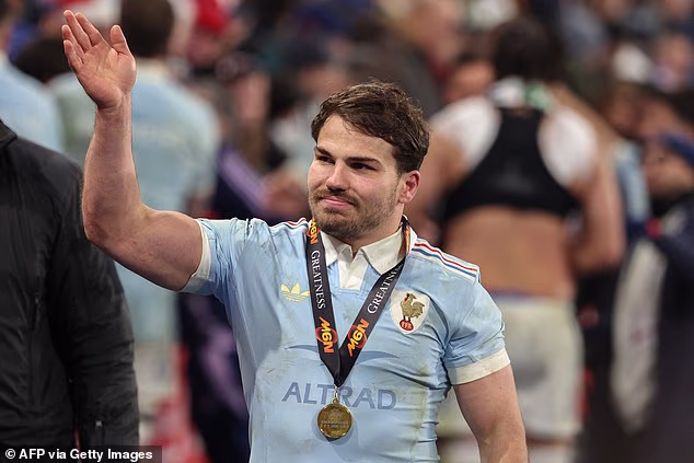 Antoine Dupont odigrao je dobru igru ​​za domaćine nakon rijetkog slobodnog dana protiv Škotske