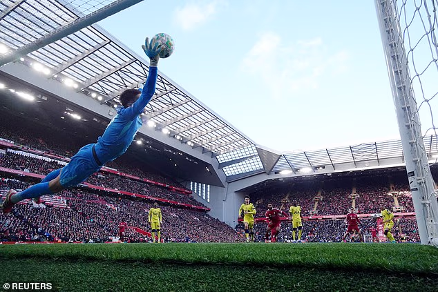 Vicario je pogodio slobodni udarac zvijezde Liverpoola Dominika Szoboszlaija, ali ga nije uspio spriječiti da uđe u igru