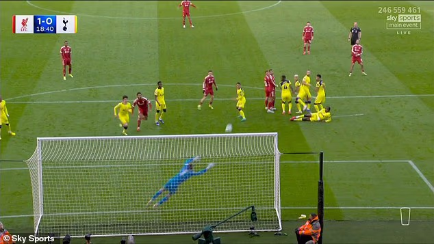 Reprize pokazuju da slobodni udarac nije bio u kutu - s Carragherom koji je razočarao prvi igrač Spursa