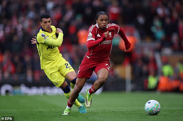 Impresivna igra tinejdžera Ria Ngumohe bila je mala pozitiva za Liverpool u inače razočaravajuće nedjeljno poslijepodne, a Slotovi ljudi izgubili su ključnu poziciju u utrci za prva četiri