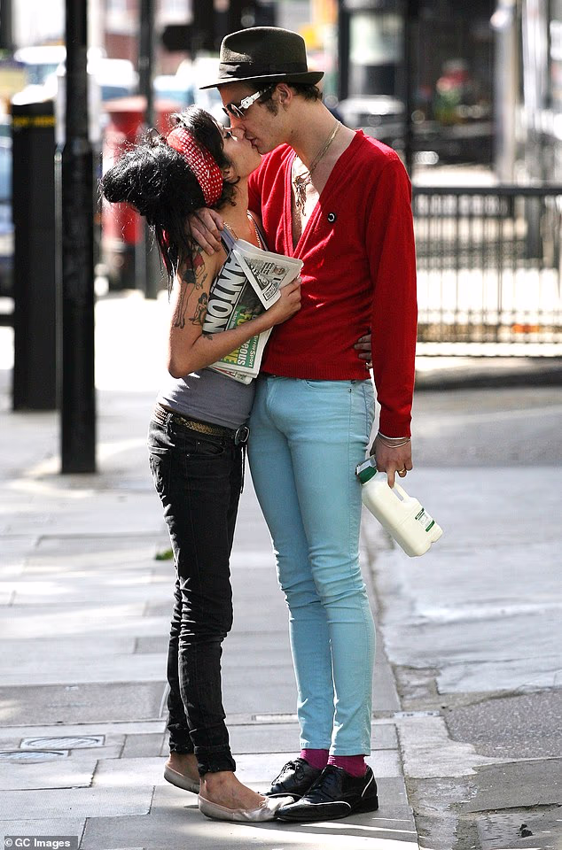 Blake Fielder-Civil izmijenio je zavjete s Winehouse na plaži Miami u svibnju 2007. nakon burne romanse koja je započela slučajnim susretom u pubu Camden (na slici u lipnju '07.)