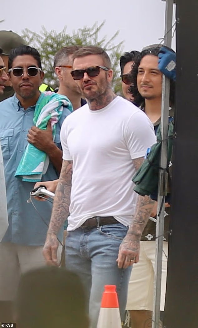 27-godišnja influencerica kasnije je viđena kako se sunča uz raskošni hotelski bazen u 15 sati, samo tri sata prije nego što je Sir David (50) stigao na večeru u Polo Lounge u 18 sati s dvojicom prijatelja