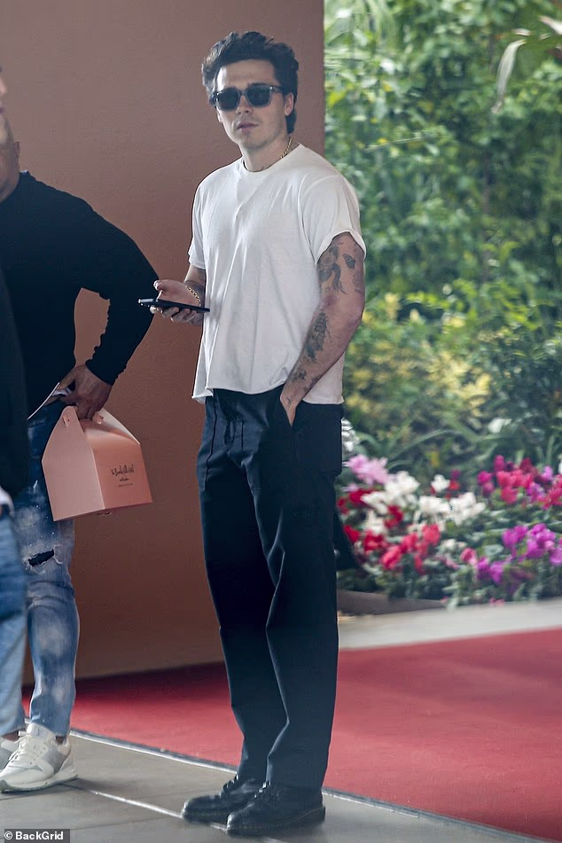 Daily Mail može otkriti da je bivši kapetan Engleske imao dva vrlo blizu promašaja, s ocem i sinom koji su proveli vrijeme u hotelu u ponedjeljak (Brooklyn na slici u hotelu 2024.)