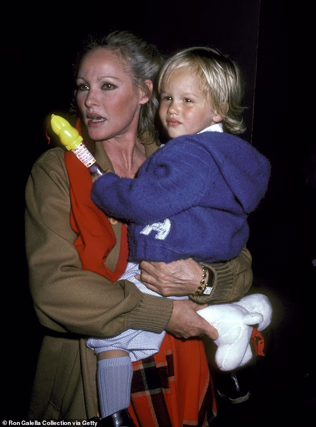 Nakon njihovog razlaza 1983., Ursula je za People rekla: 'Želim biti s njim, ali on želi izaći. Ljubavne veze i muževi mogu završiti, ali dijete zauvijek. Dimitri je sada moja ljubav' (na slici 1982.)