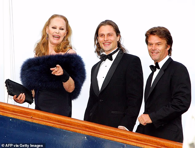 Ursulina najistaknutija veza bila je s Harryjem Hamlinom (desno, s njihovim sinom, u sredini) nakon što ga je zvijezda zavela i zatrudnjela te iste noći. Njihov sin Dimitri rođen je 1980. godine