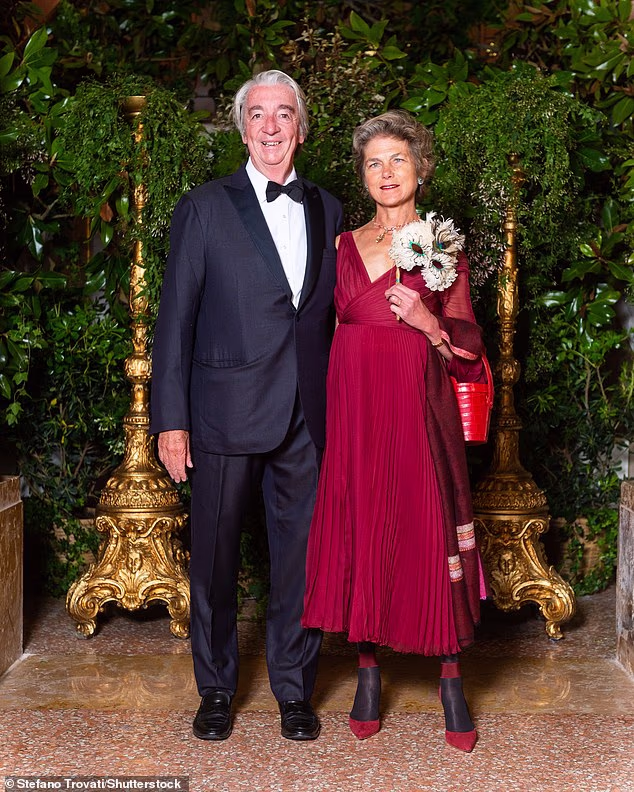 Eric je navodno prokockao ili izgubio 16 milijuna funti (18,6 milijuna eura) kroz niz sumnjivih transakcija nepoznatih Ursuli. Oduzeo si je život prošlog srpnja (na slici sa suprugom Caroline 2022.)