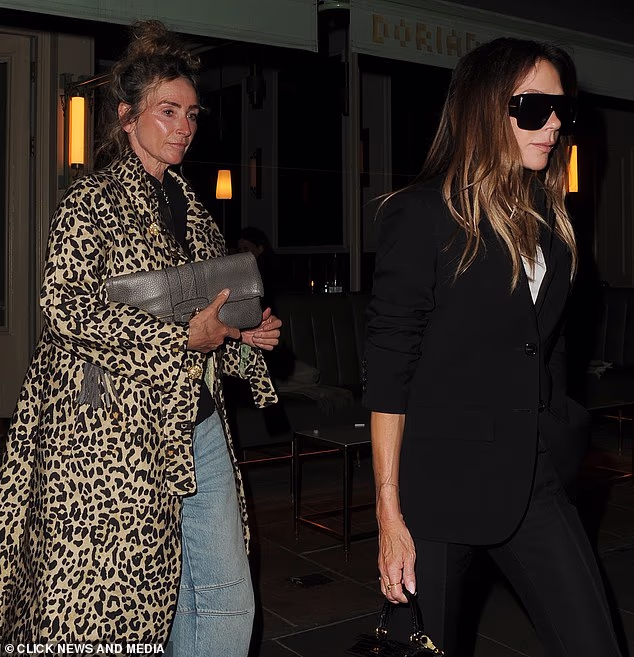 Victoria (51) bila je odjevena u crno odijelo preko bijele košulje, a svoj je izgled upotpunila vlastitim brendom predimenzioniranih sunčanih naočala i ubojitim štiklama