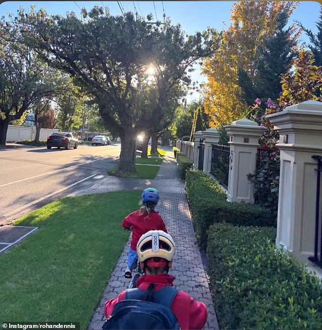 U četvrtak ujutro bivši svjetski prvak u biciklizmu objavio je, a zatim brzo izbrisao ovu sliku na kojoj su prikazani njegov sin i kćer na svojim biciklima