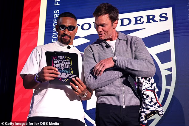 Brady je sukapetan svog tima, uz beka Philadelphia Eaglesa Jalena Hurtsa