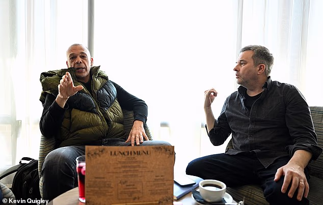 Dozzell s Mattom Barlowom iz Daily Mail Sporta ovog tjedna. Nakon teškog razdoblja s njegovim mentalnim zdravljem, Ipswich je svom bivšem igraču pronašao posao u Zakladi