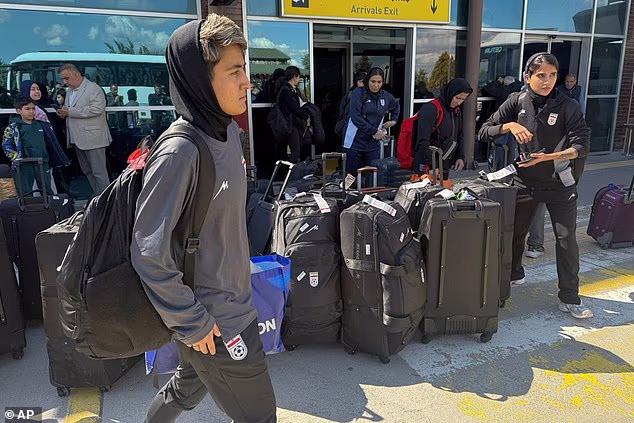 Australski ministar unutarnjih poslova Tony Burke zanijekao je bilo kakvu prisilu, rekavši da vlasti nisu vršile pritisak na igrače da ostanu