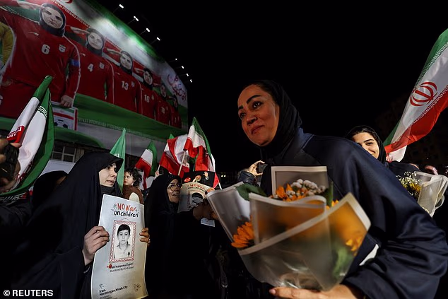 Iranski državni mediji slavili su igrače povratnike kao heroje, emitirajući snimke na kojima ih na pozornici dočekuju s cvijećem